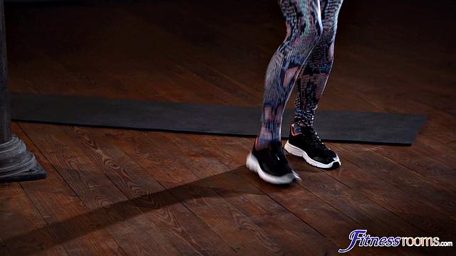 Гибкая Alecia Fox и рыжая Charlie Red устраивают лесбийский секс на ковриках для йоги