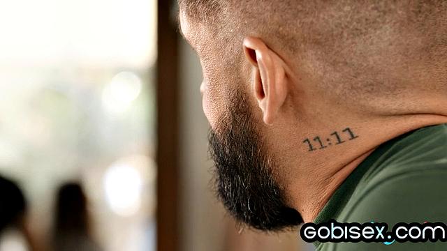 Деваха с шикарной жопой устроила весёлое бисексуальное трио, глотает глубоко и не теряет самоиронии - у кого там фантазии на всех хватит?