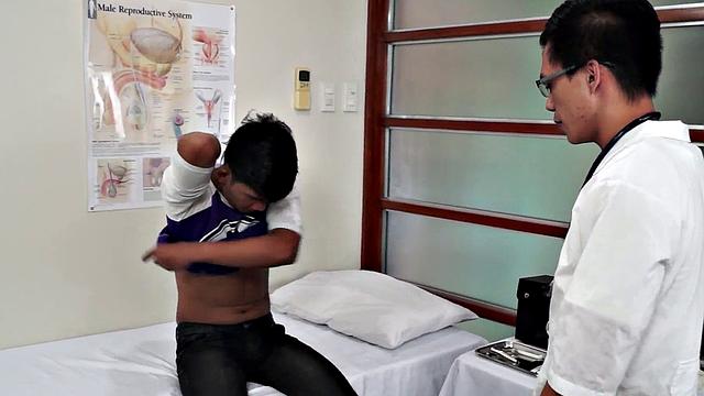 Азиатский твинг у доктора: медосмотр с пальцем и дилдо - медицина на зависть