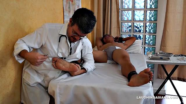 азиатский твинг ван вальдез в наручниках на приёме у извращённого доктора-клеща