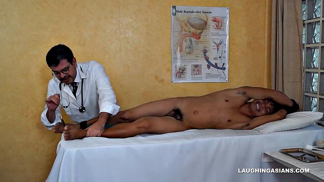 азиатский твинг ван вальдез в наручниках на приёме у извращённого доктора-клеща