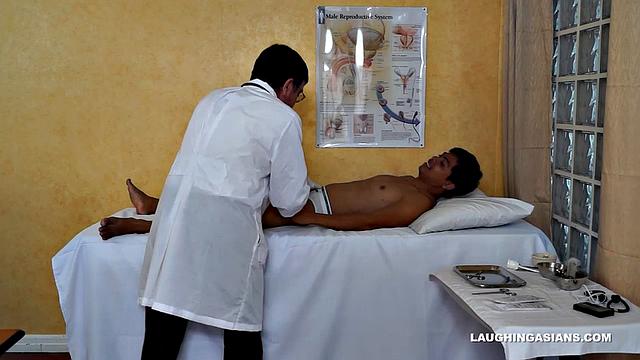 азиатский твинг ван вальдез в наручниках на приёме у извращённого доктора-клеща