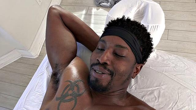 блондинка-массажистка ашли лейн слетает с катушек от чёрного члена изайи максвелла