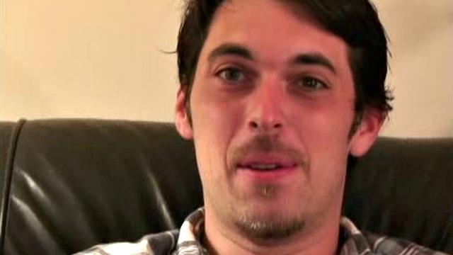 строитель пришёл за деньгами, а снял ботинки