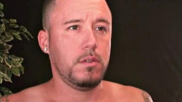 татуированный сантехник джеремай снимает штаны и шутит, что он прямой как водопроводная труба