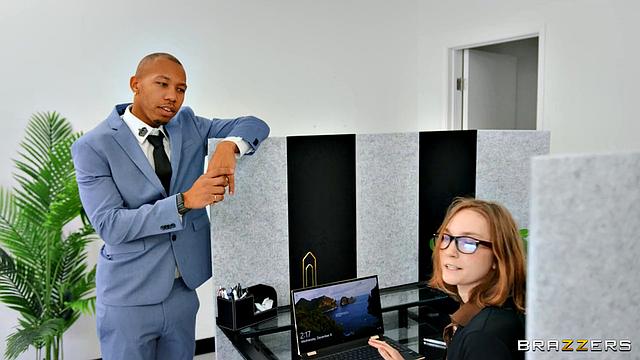 Кимора Куинн трахается с коллегой на работе во время смены с Рики Джонсоном.