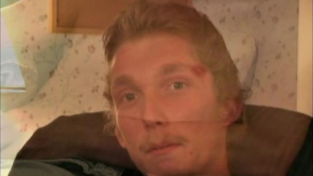 зрелая рука не отпускает, пока он не кончит мощно