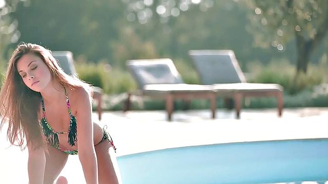 Сабрисс у бассейна: купальник уже сдался