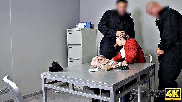 сексуальная тройка с охранником и чешкой в форме