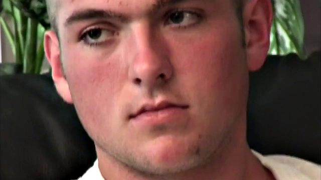 Зрелый Боб страстно отсасывает у дядюшки Рэя дома