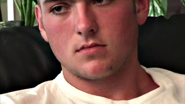 Зрелый Боб страстно отсасывает у дядюшки Рэя дома