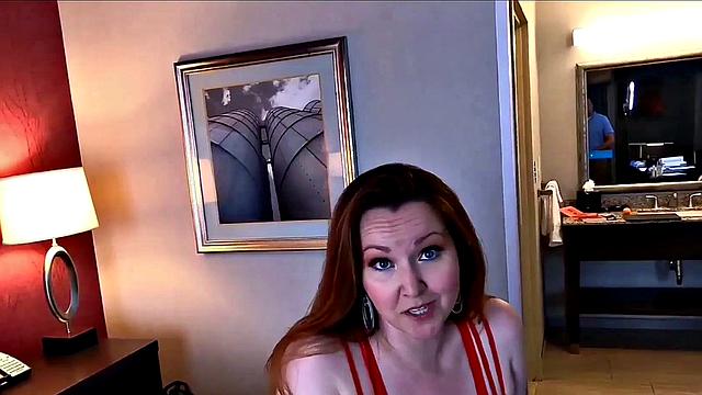 рыжая татуированная милфа трахается на кровати и показывает волосатую киску