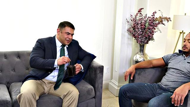 Mesmerized hunk fucks IR bottom after chatting