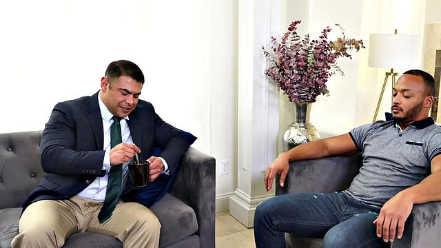 Mesmerized hunk fucks IR bottom after chatting