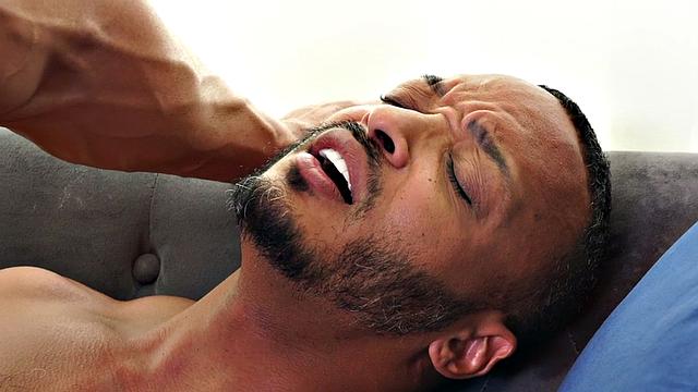 Mesmerized hunk fucks IR bottom after chatting