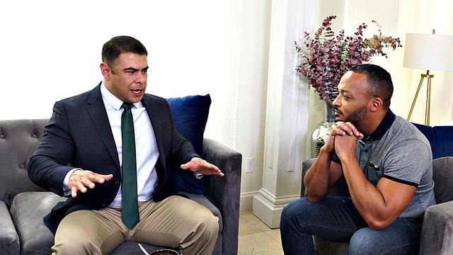 накачанный черный красавец жестко трахается с белым пассивом