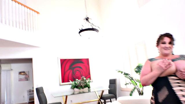 Heady Betty Is a Dual Toy BBW