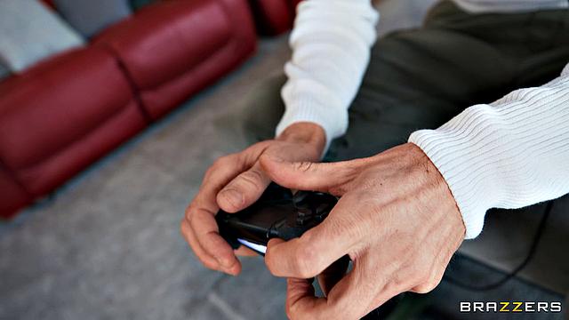 она забирает у него джойстик и скачет на члене в спальне