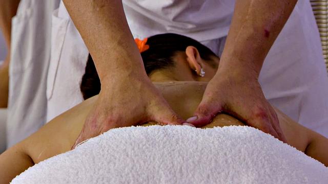 массажист шпилит грудистую красотку прямо на столе