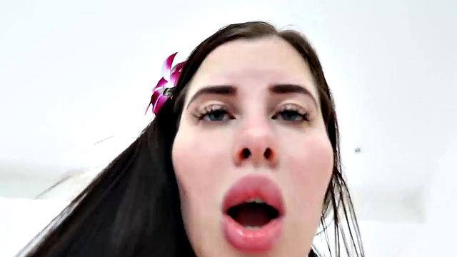 бикини-модель жёстко скачет на члене ради денег