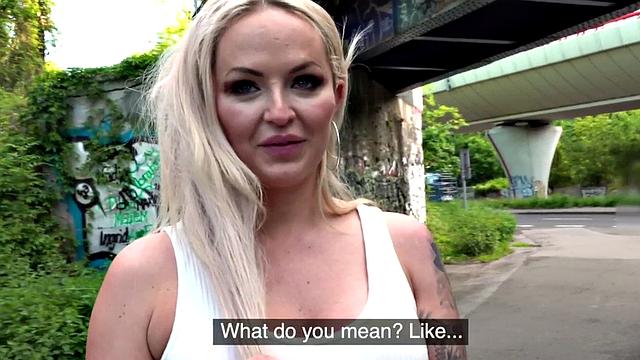 блондинка не выдерживает - трахается на улице, трусики в сторону