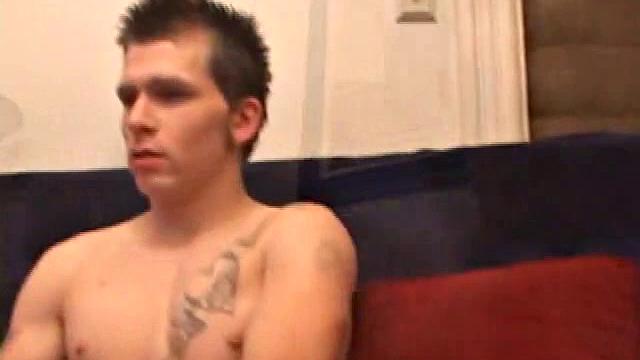 Взрослый скейтер сразу берёт в рот, без трюков