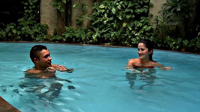 Татуированная брюнетка Биа Маркес получает лиз и жёсткий трах в бассейне