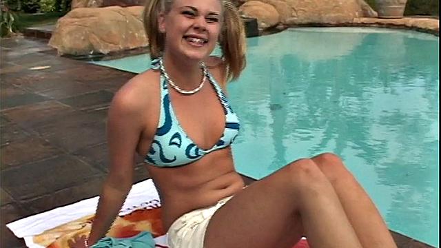 блондинка не может удержаться - страстно ласкает себя на улице