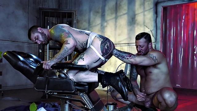 татуированный качок в кабинете врача: жёстко трахают без гондона и фистят