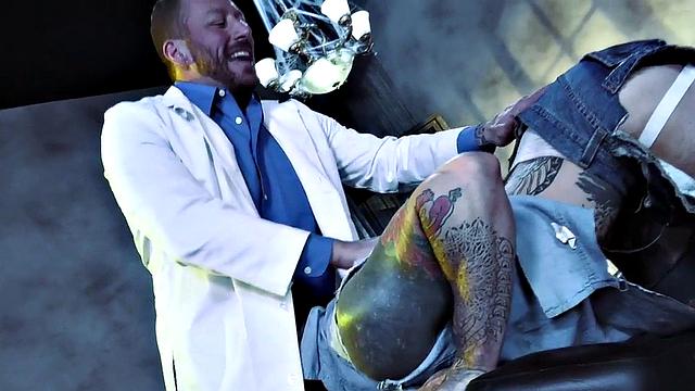 татуированный качок в кабинете врача: жёстко трахают без гондона и фистят