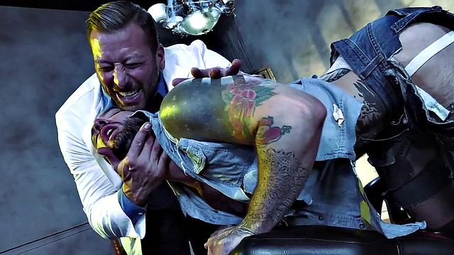 татуированный качок в кабинете врача: жёстко трахают без гондона и фистят