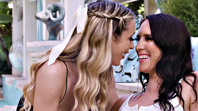 Squirting lesbian babes enjoy outdoor tribbing sex