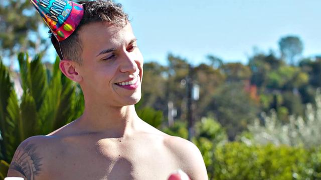 Gorgeous Birthday Hunk Flip Fucks Hot Daddy - Roman Todd, Carter Woods