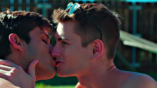 мускулистый красавец с днём рождения жёстко трахает горячего папика