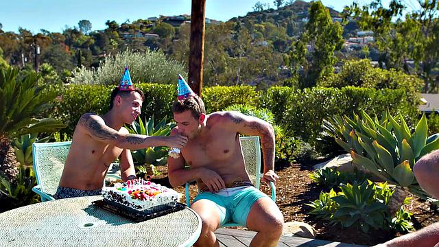 Gorgeous Birthday Hunk Flip Fucks Hot Daddy - Roman Todd, Carter Woods