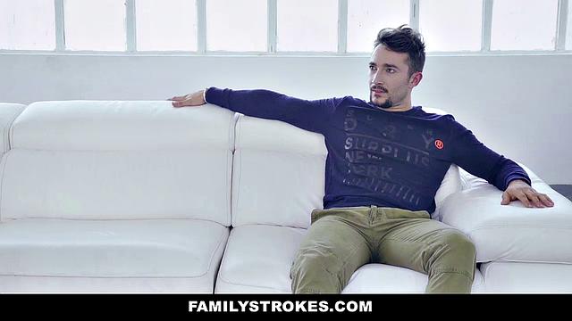 сестрёнка не только делится, но и сосёт за бабки с улыбкой