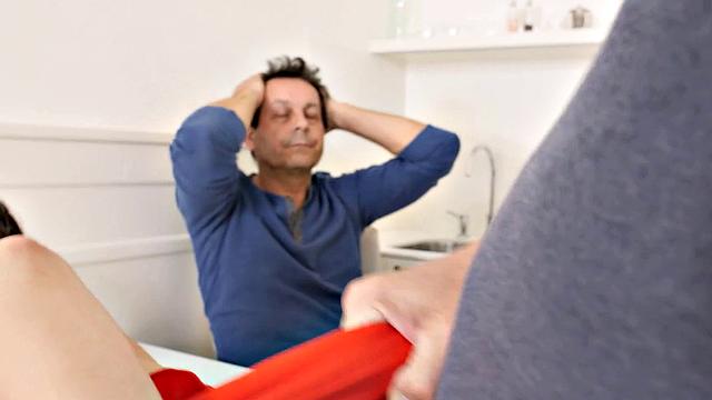 Папаша злится, а богатый трахает дочку прямо на глазах