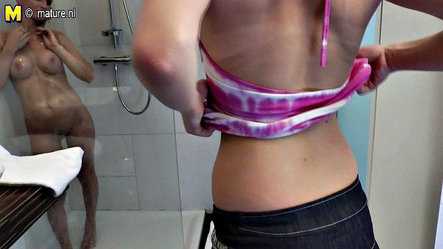 алекс ловит зрелую красотку в душе и заводит до предела