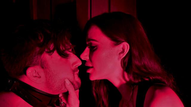 милфа в латексе связывает и порет голого саба