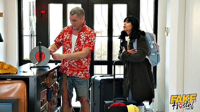 Атенея Роуз сдает белье и получает страстный минет и глубокую вагинальную ласку в хостеле от Стива Q, потом облизывает пизду и доводит до оргазма на лице, пока зрелый красавчик трахается в нескольких позах.