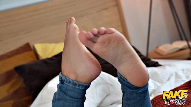 Атенея Роуз сдает белье и получает страстный минет и глубокую вагинальную ласку в хостеле от Стива Q, потом облизывает пизду и доводит до оргазма на лице, пока зрелый красавчик трахается в нескольких позах.