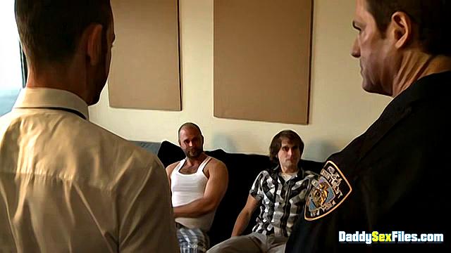 Любопытный офицер присоединяется к вечеринке с членами - Дэвид Чейз и Росс Бэйли