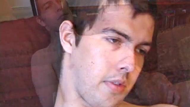 Луис стесняется, но его член явно не стесняется - соло-комедийное шоу с дрочкой