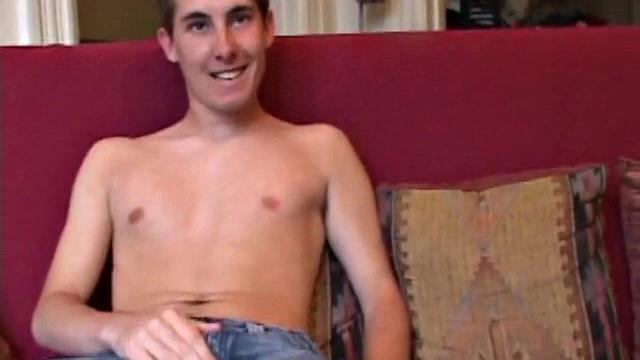 Amateur Kiefer Foxx strips off and strokes to porn video, pumping cum on his chest