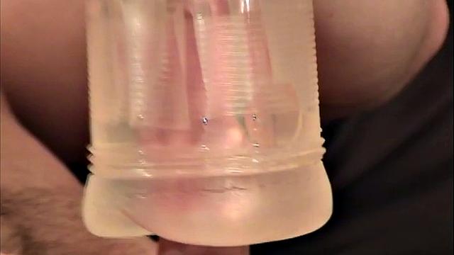 Рыжий Адам не стесняется: игрушки в ход, сперма на ладонь