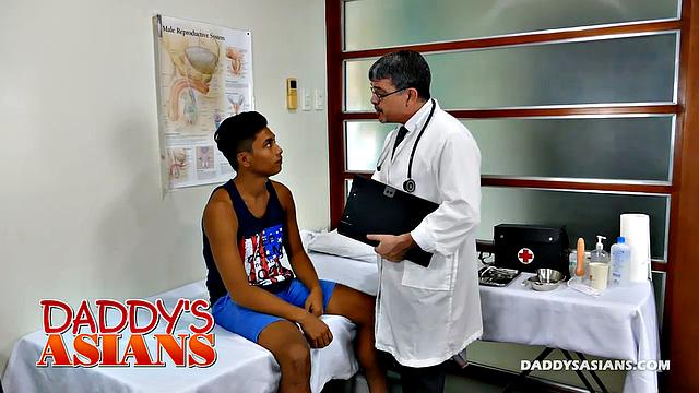 Джош притворяется больным ради анального приёма у доктора