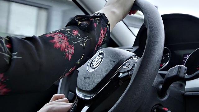 Fem nympho bitches seduce big guy in threesome sex