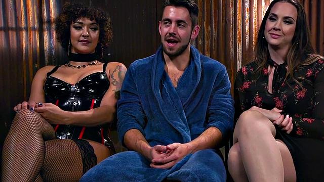 две черные домины жёстко трахают здоровяка в извращённом тройничке