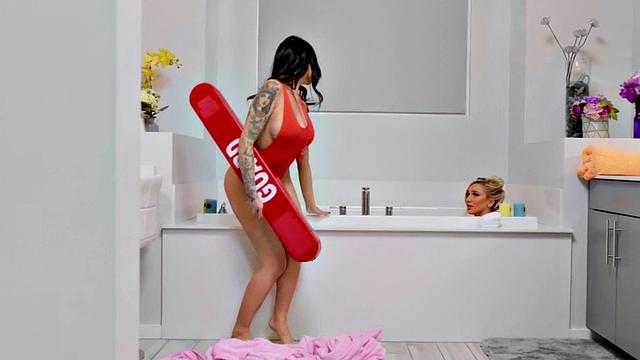 Lesbian lifeguard licked by dyke during sapphic session