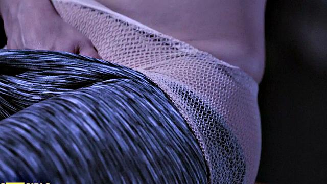 страстная брюнетка разносит себя перед зеркалом